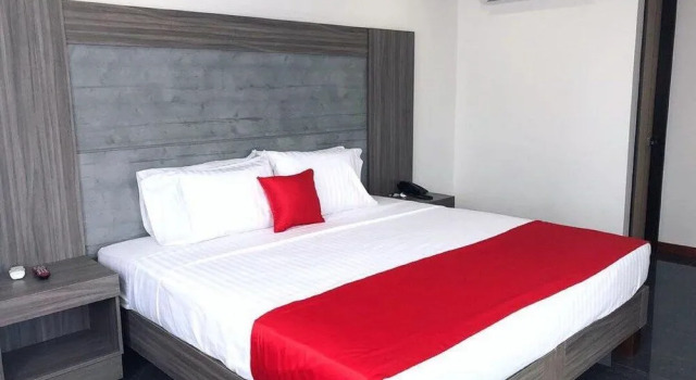 B&E Aparta-Suites Hotel