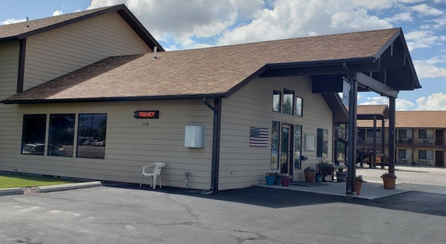 Fan Mountain Inn, Rezervați Hotel Hoteluri în Ennis cu parcare, Parcare