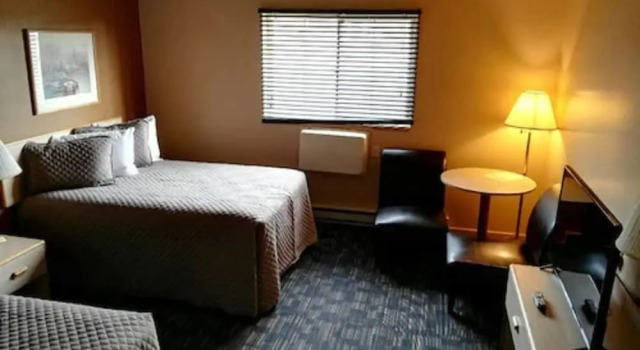 Четырёхместный номер Standard Lakeside Motor Inn