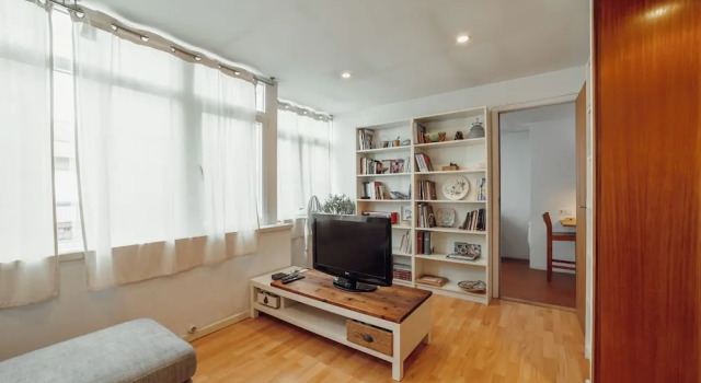 Sunny & Bright Duplex by Vacationy