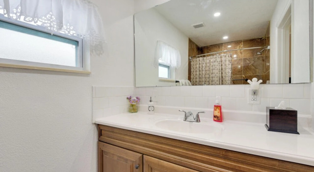 Коттедж 10 Mi to Coquina Beach: Spacious Bradenton Duplex
