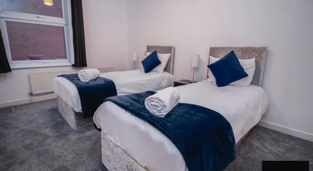 2 Bedroom Spacious Contractor House With Parking by Firoz Property Management, Забронировать Дом для отпуска Отели Суррей с парковкой, Парковка