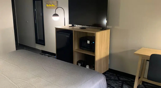 Super 8 by Wyndham Kirksville-University Area, Book Hotel SPA-hoteller i Kirksville, SPA