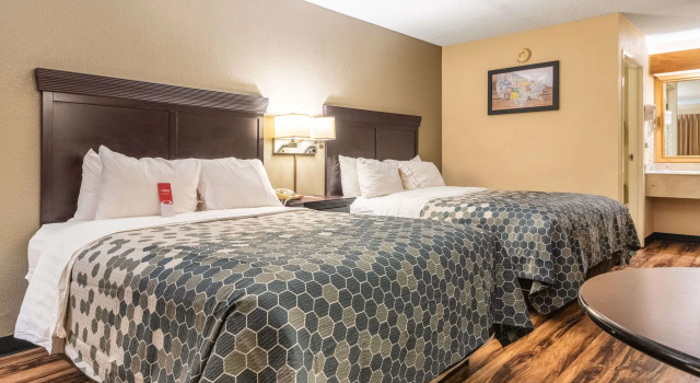 Четырёхместный номер Standard Econo Lodge Hillsboro I-35