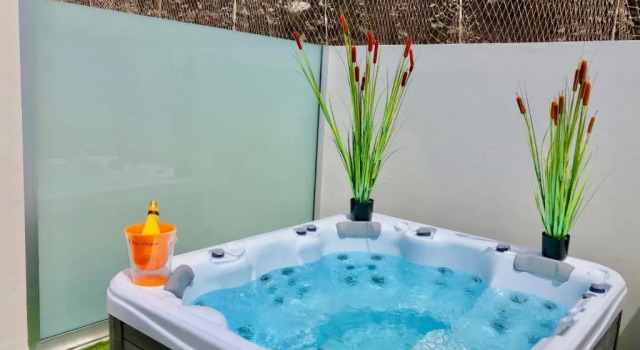 Апартаменты Deluxe Amadores C&H Suites