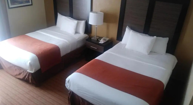 Четырёхместный номер Standard Отель Four Points by Sheraton Charlotte Airport