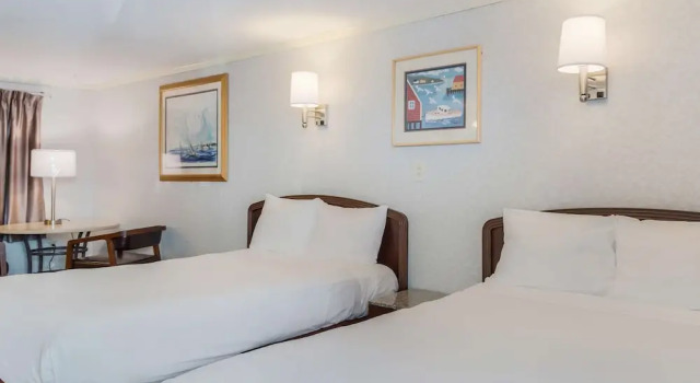 Четырёхместный номер Deluxe Americas Best Value Inn Hyannis