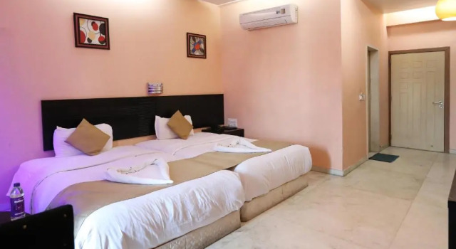 Двухместный номер Deluxe с балконом Hotel Aristro Lonavala