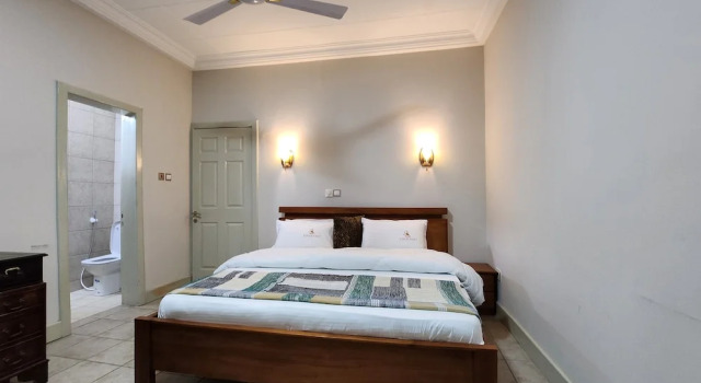 Yenas nest, Prenota Bed & breakfast Hotel a Greater Accra con parcheggio, Parcheggio
