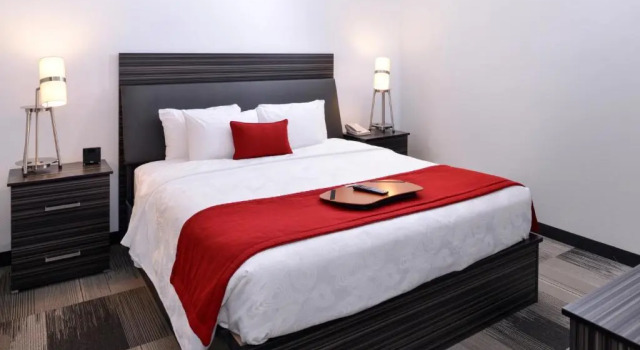 Люкс Superior Best Western Plus Airport Inn & Suites