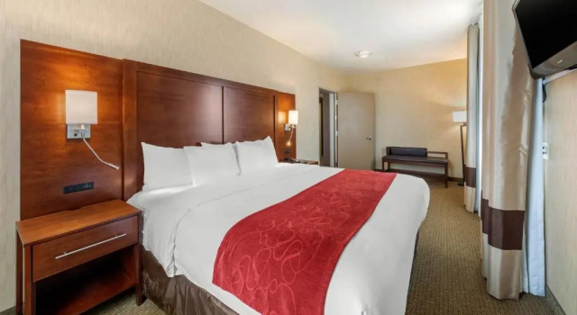 Четырёхместный люкс с 2 комнатами Comfort Suites Near City of Industry - Los Angeles