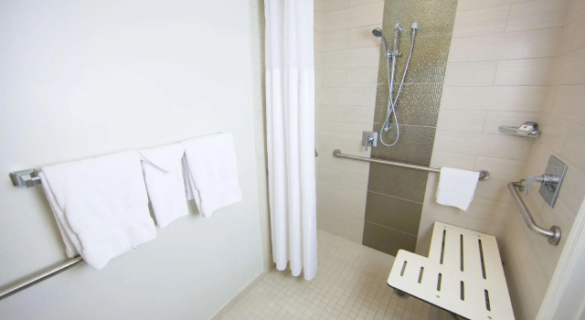 Двухместный номер with Roll In Shower Mobility/Hearing Accessible DoubleTree by Hilton Historic Savannah