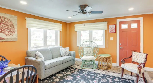 Коттедж 1 Block to Beach: Home w/ Hot Tub in Port Clinton!
