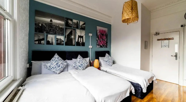 Трёхместный номер Book A Bed Hostels