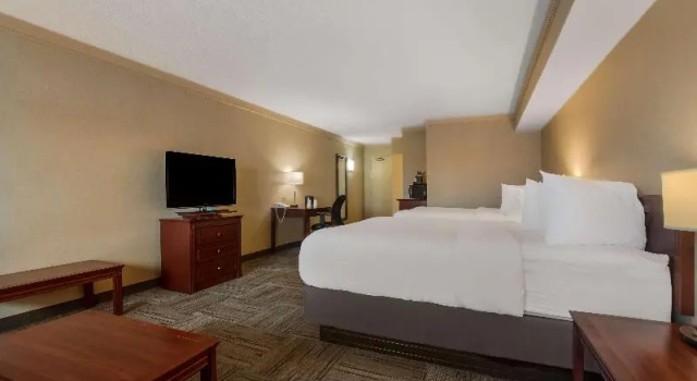 Четырёхместный номер Standard с балконом Best Western Brantford Hotel and Conference Centre