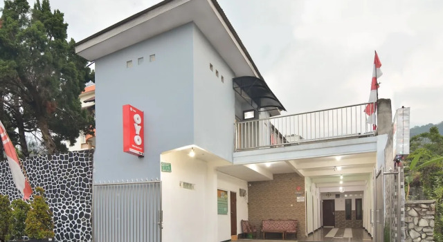 OYO 1480 Villa Dua Putri, Book Villa Sommerhuse i Prigen, Hytte