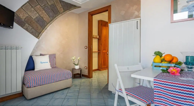 Aquamarine Apartment, Забронировать Апартаменты/квартира Отели Вико-Экуенсе с парковкой, рядом с Железнодорожный вокзал Сеяно компании Circumvesuviana, Парковка