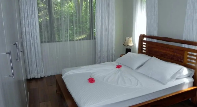 Вилла с балконом Hillside Retreat