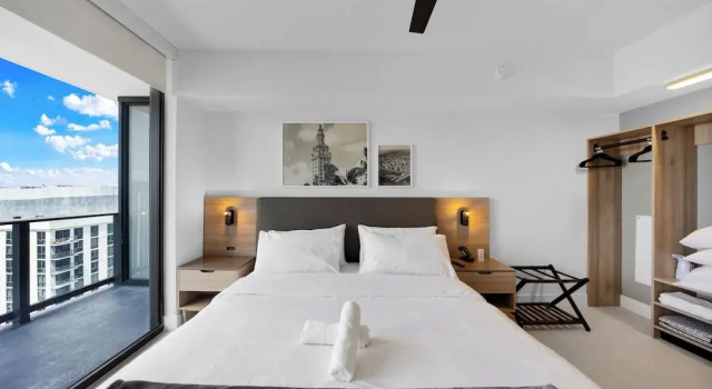 Skyline Retreat Chic 1-BR with City View, Забронировать Апартаменты/квартира Апартаменты Miami Metropolitan Area, Апартаменты/квартира