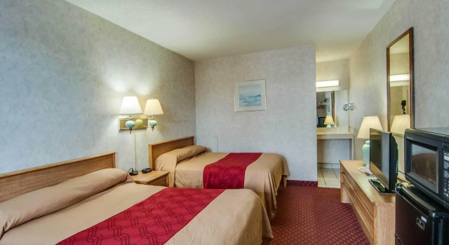 Четырёхместный номер Standard Econo Lodge East Staunton