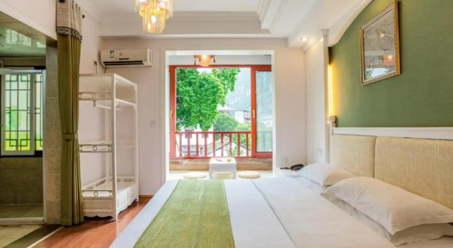 Standard Doppel Zimmer mit Bergblick Yangshuo River View Hotel