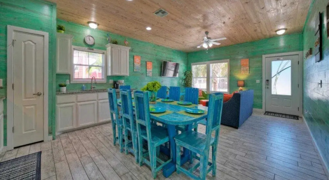 Коттедж Shared Pool, Walkable to Beach, Vibrant Beachy Design! Bay Bliss by Avantstay