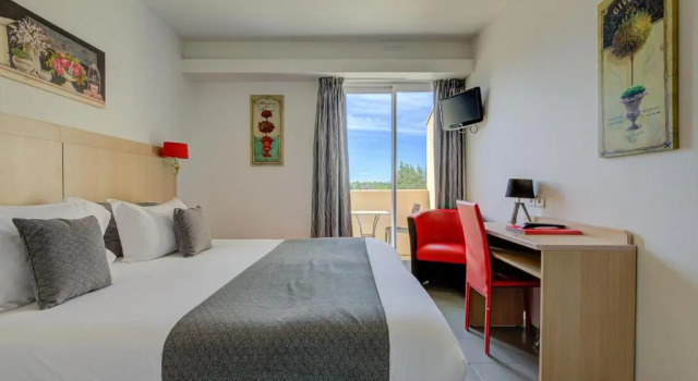 Номер Comfort Hotel Les Nevons