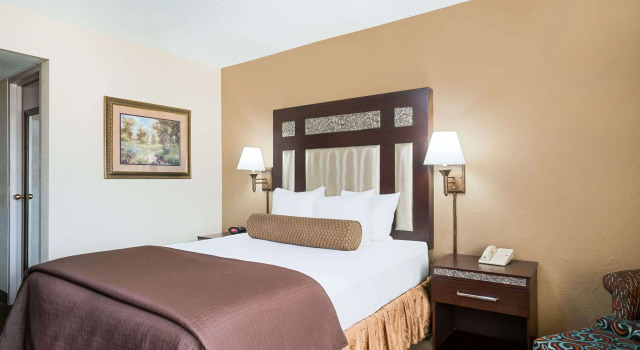 Ramada by Wyndham Plymouth Hotel & Conference Center, Забронировать Отель Плимут Twin Cities, рядом с Plymouth Playhouse