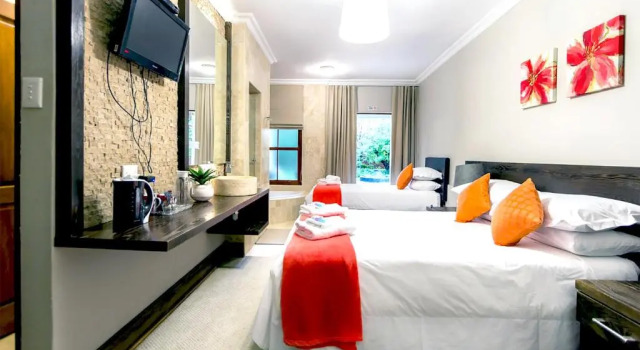 Трёхместный семейный номер Luxury OR Tambo Guest House