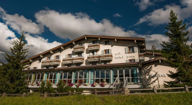 Hotel Parè, Забронировать Отель Отели Ливиньо с бассейном, рядом с Кресельный подъёмник Теола-Пьянони Басси (нижняя станция), Бассейн