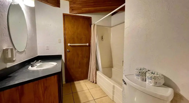 Кровать в общем номере Kalani Oceanside Retreat