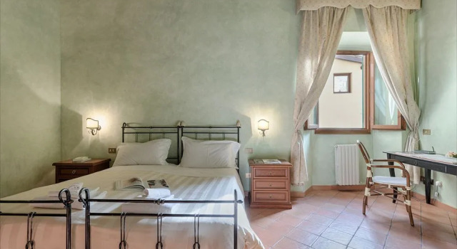 Rosa- Apartment with Terrace in Piazza Strozzi, Duomo