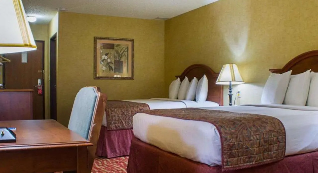 Четырёхместный номер Standard с балконом Rodeway Inn Columbia Mall Loop