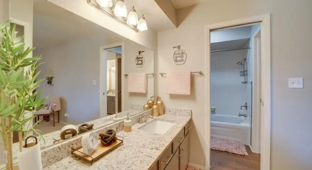 10 Mi to Dtwn Tulsa: Condo w/ Pool Access!, Book Lejlighed Lejligheder i Tulsa, Lejlighed