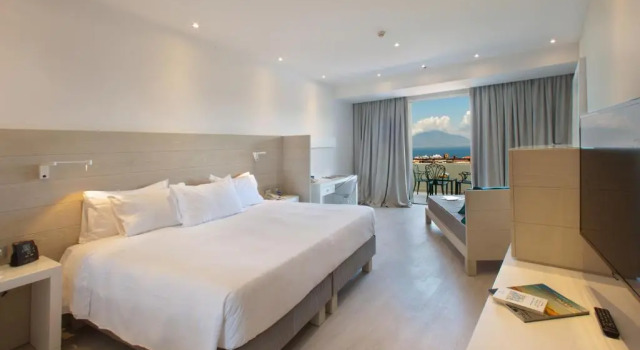 Трёхместный номер Deluxe с видом на море Hilton Sorrento Palace