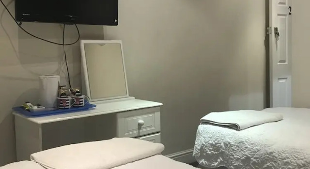 Acacia Villas Guest House, Забронировать Гостевой дом Отели High Weald с парковкой, Парковка