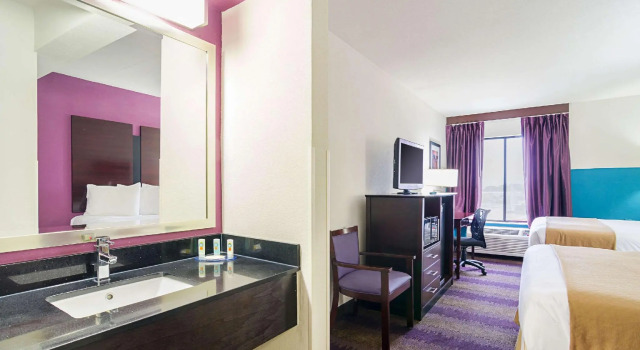 Четырёхместный номер Standard Holiday Inn & Suites Richmond West End by IHG