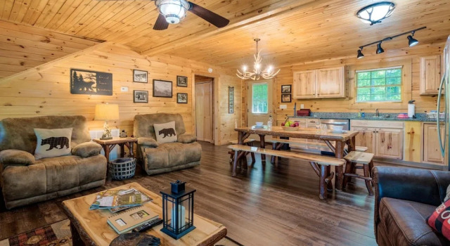Black Bear Retreat 2 Beds! 2 Bedroom Cabin, Забронировать Дом для отпуска Виллы Гатлинберг, рядом с ГалереяA Jan Peitso Art, Вилла