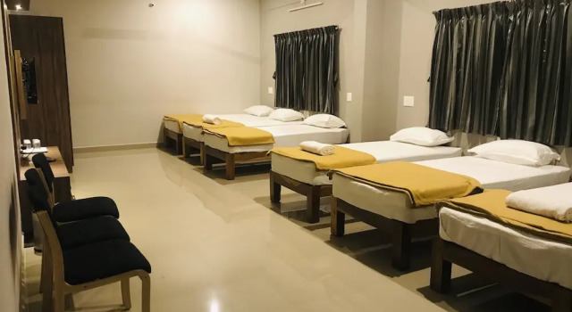 Кровать в общем номере Sharada Residency