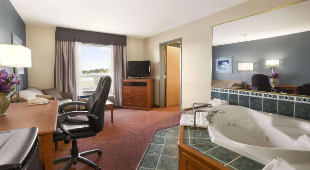 Двухместный люкс c 1 комнатой Super 8 by Wyndham Whitecourt