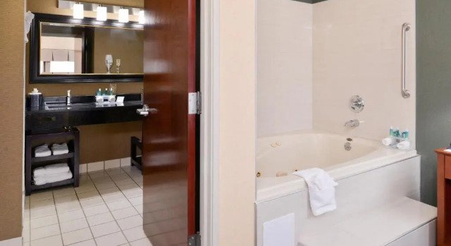 Двухместный люкс Holiday Inn Express Hotel & Suites West Chester by IHG