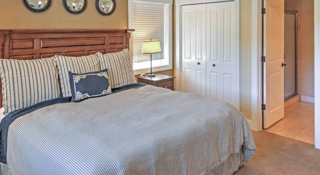 Gorgeous Wapato Point Lakehouse w/ Private Hot Tub, Buchen Sie Ferienhaus Manson Lake Chelan