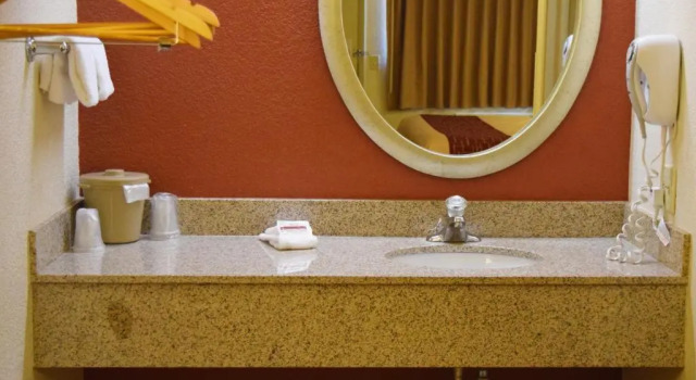 Четырёхместный номер Standard Red Roof Inn Utica