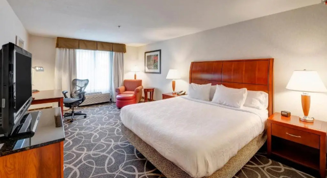 Двухместный люкс c 1 комнатой Hilton Garden Inn Portland Airport