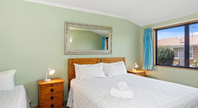 Люкс с 2 комнатами с балконом Boatshed Motel Apartments