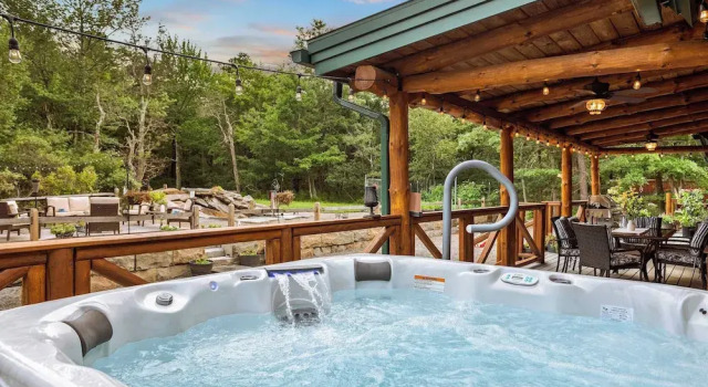 Bigwood Cabin Near Camelback Skiing, Hot Tub, Game Room, Firepit & Yard, Buchen Sie Ferienhaus Mount Pocono Camelback