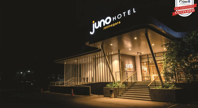 Кровать в общем номере Juno Jatinegara Jakarta