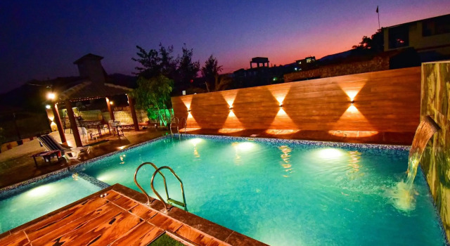 The Majestic Villa by 23 VillaStay - Private Pool & Garden, Varaa Villa Hotellit New Delhi uima-altaalla, Uima-allas
