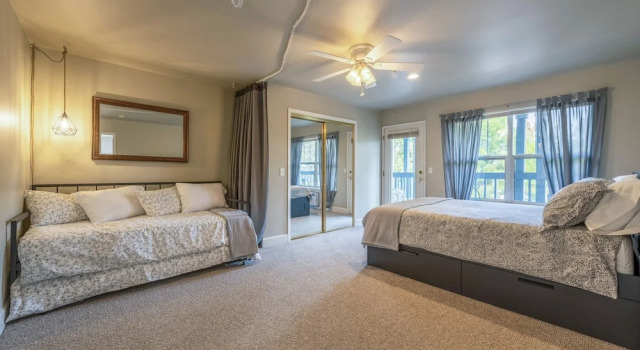 28 Lodge 1 Bedroom Condo by RedAwning, Book Apartment Hood River Columbia River Gorge