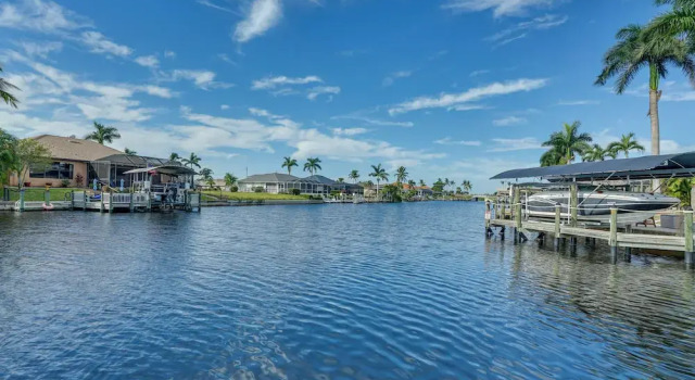 Коттедж Private Pool: Modern Canalfront Home in Cape Coral